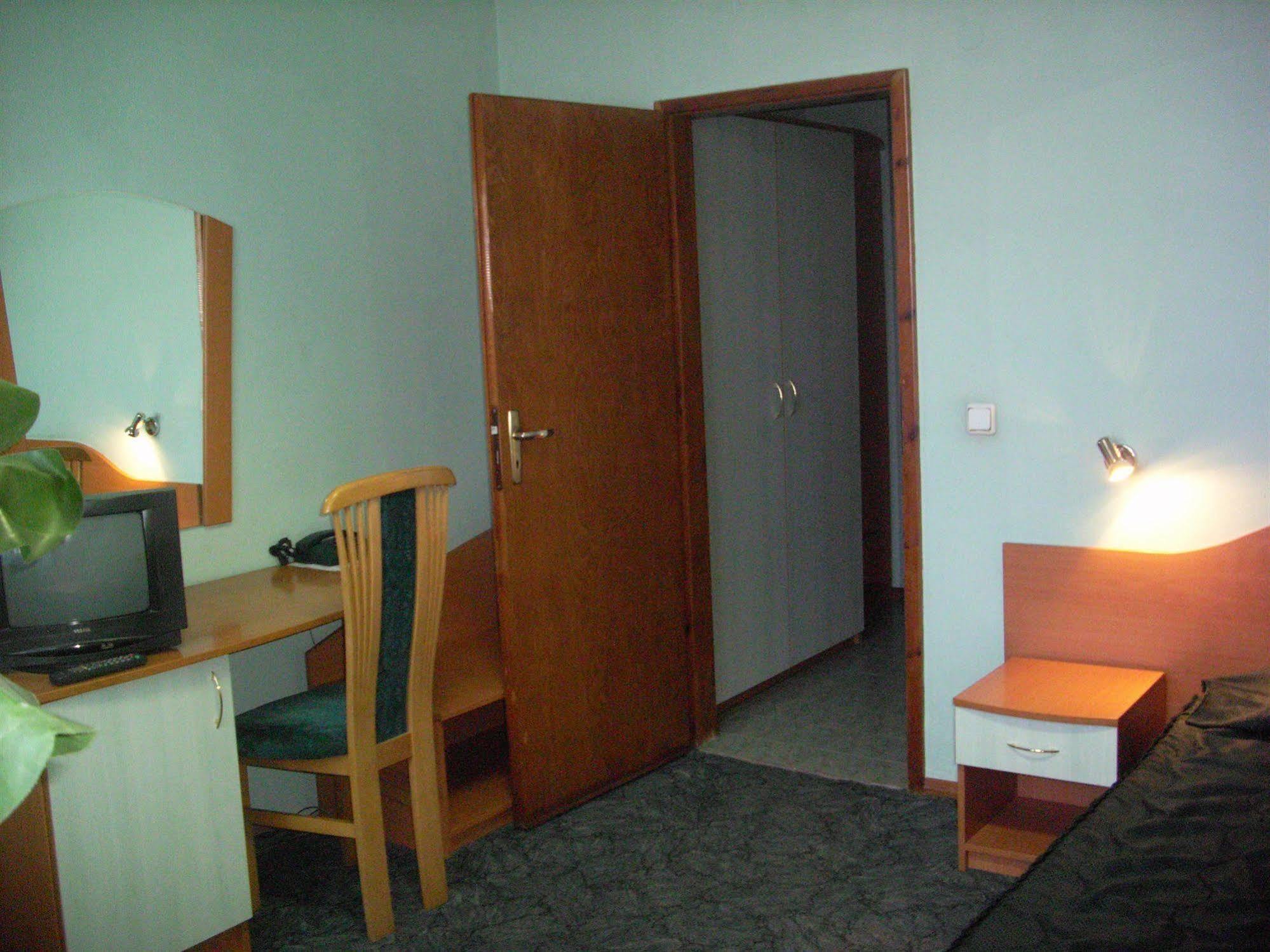 Elbrus Hotel Pazardzhik Exteriör bild